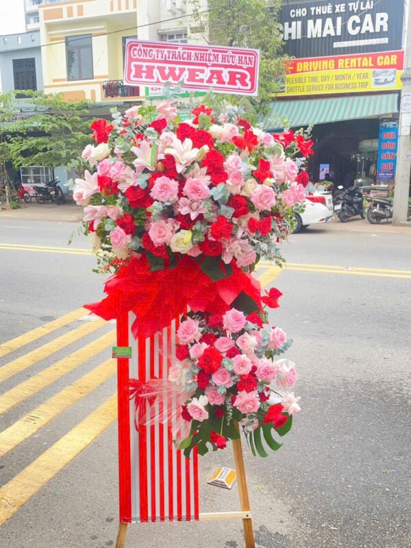 Kệ Hoa Chúc Mừng Hồng Phát – Tươi Rực & Đầy Năng Lượng