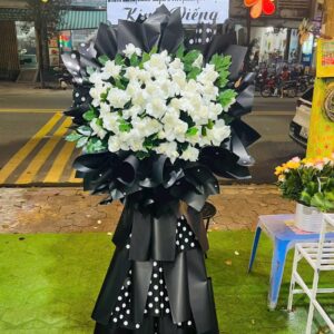 Kệ Hoa Kính Tiễn – Tím Nhẹ Lời Thương